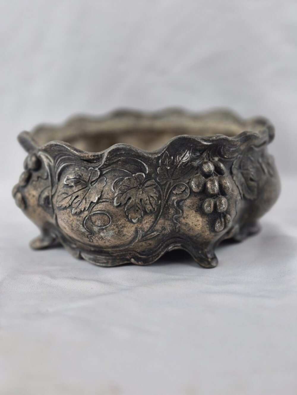 Jennings Brothers Jardiniere Ornate Centerpiece Embossed Grapes Rococo Baroque
